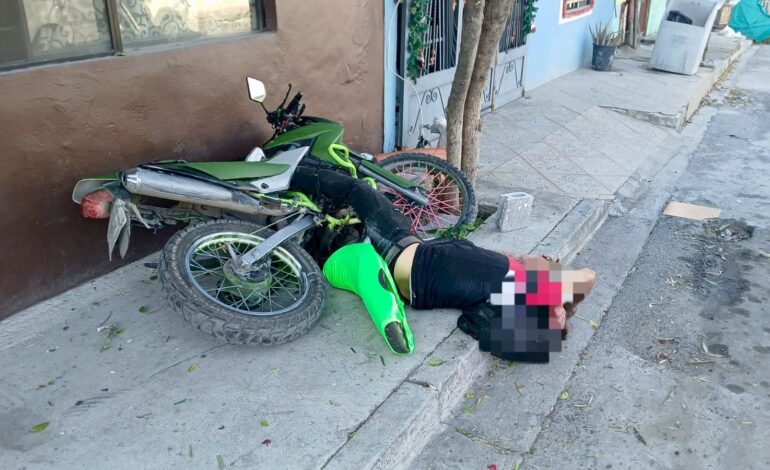 Roba motocicleta, se pasea; termina estrellado herido y detenido