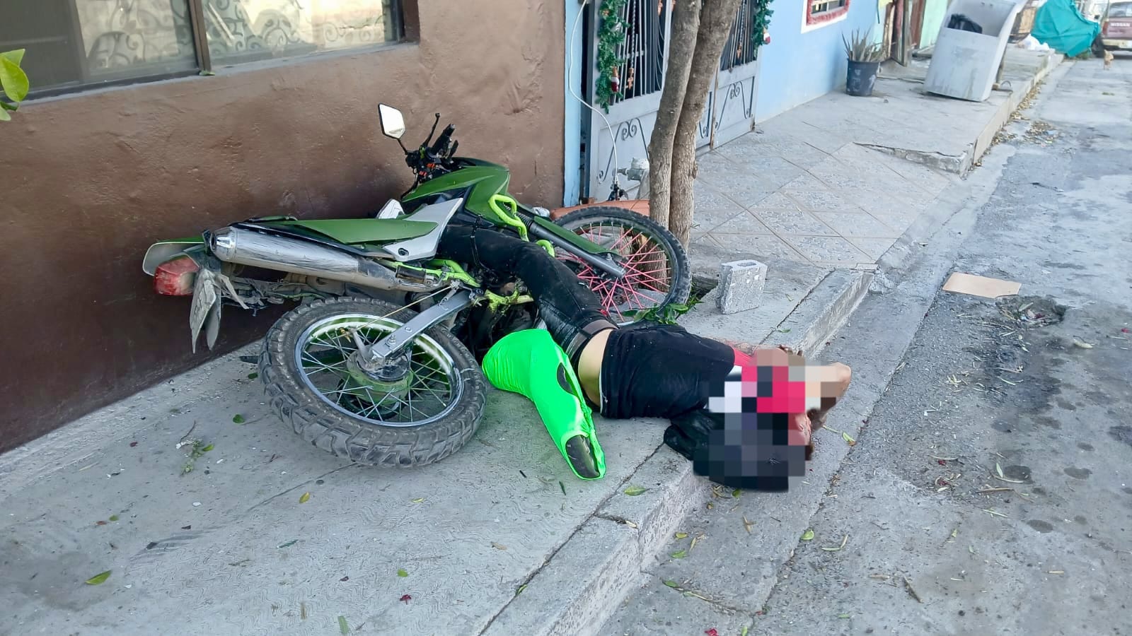 Roba motocicleta, se pasea; termina estrellado herido y detenido