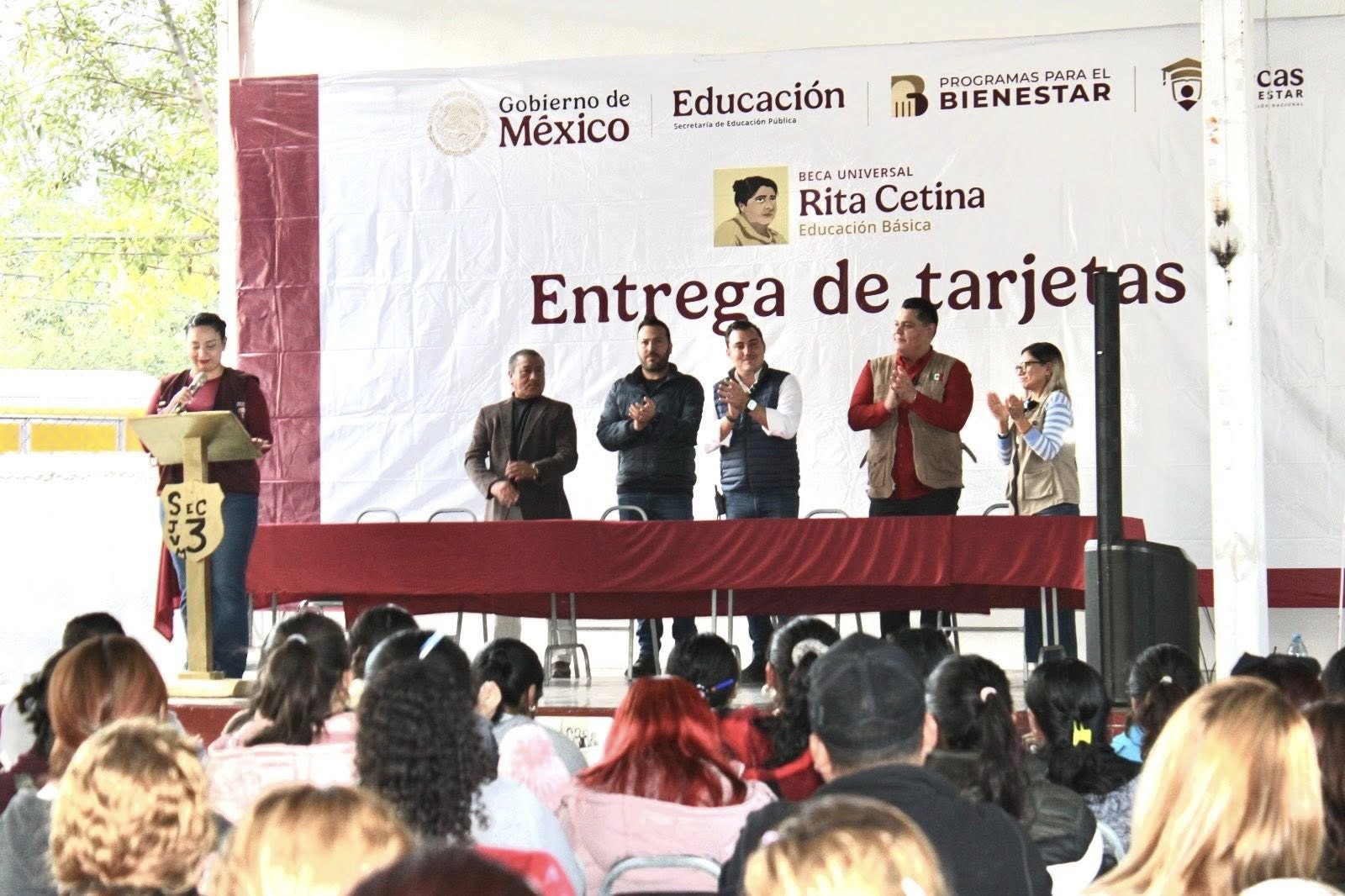 Encabeza Manuel Guerra Cavazos entrega  de becas Rita Cetina en García