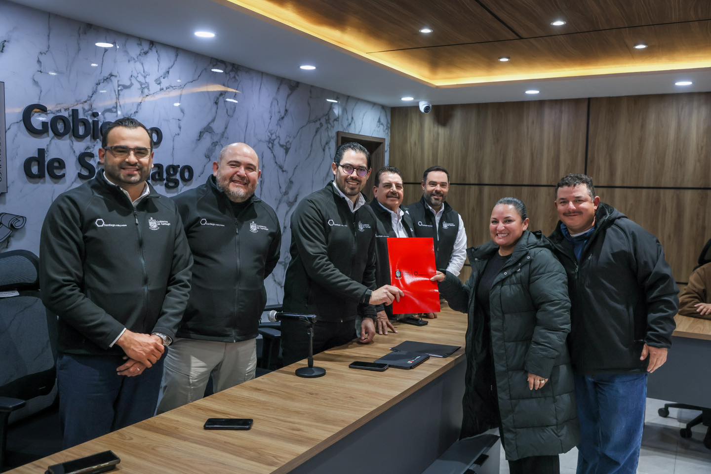 Apoya Santiago a grupo de familias para obtener certeza jurídica de su patrimonio