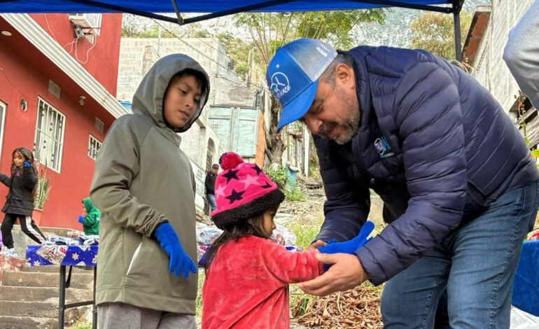 Lleva Víctor Pérez calor a colonias de Santa Catarina con el programa “Manitas Calientes»