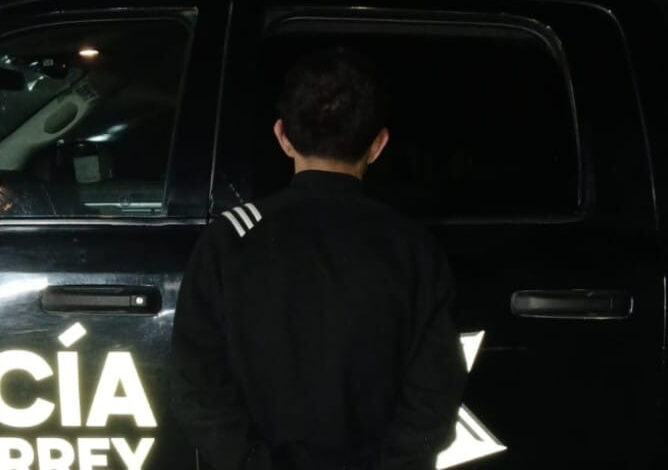 ¡Muchacho jijo!… con una resortera le metió una pedrada en la frente al policía