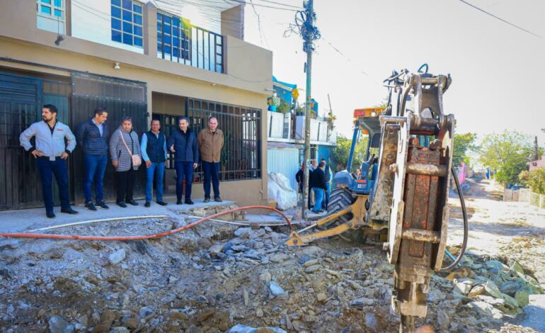 Supervisa Adrián de la Garza obras en la colonia Genaro Vázquez