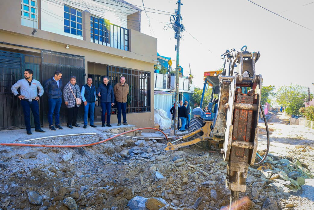 Supervisa Adrián de la Garza obras en la colonia Genaro Vázquez