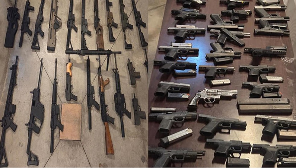 Aseguran fuerzas federales auto con 21 armas largas y 30 cortas en Tijuana