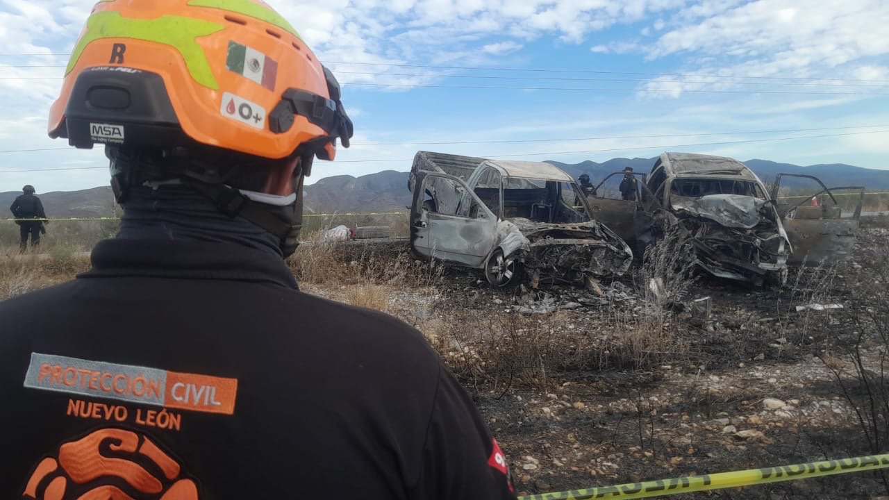Tragedia de Año Nuevo: Vehículos chocan y se incendian en Lampazos: 2 fallecidos y 9 heridos