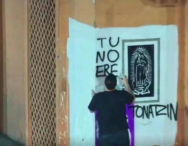 VIDEO lo capta cuando grafitea en contra de la Virgen… ¡y le cae la ley!