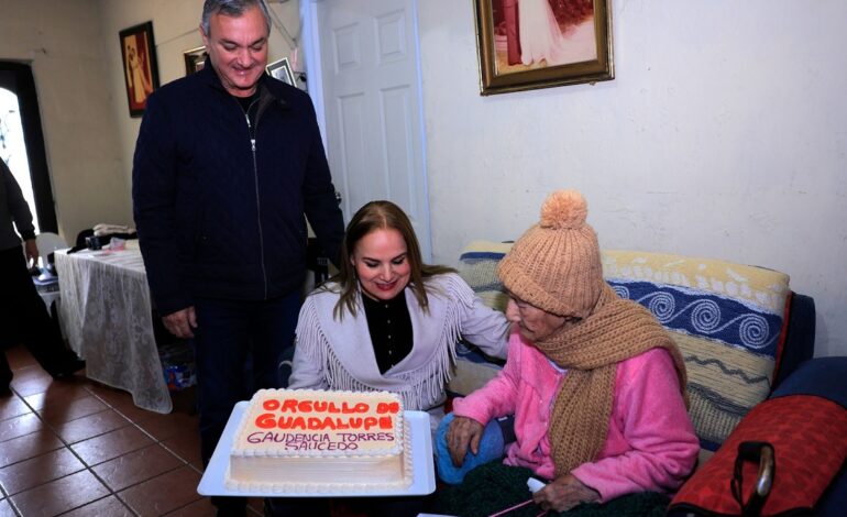 Doña Gaudencia llega a los 100 años de edad y Guadalupe la festeja