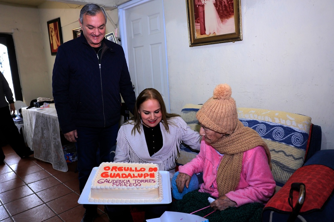Doña Gaudencia llega a los 100 años de edad y Guadalupe la festeja