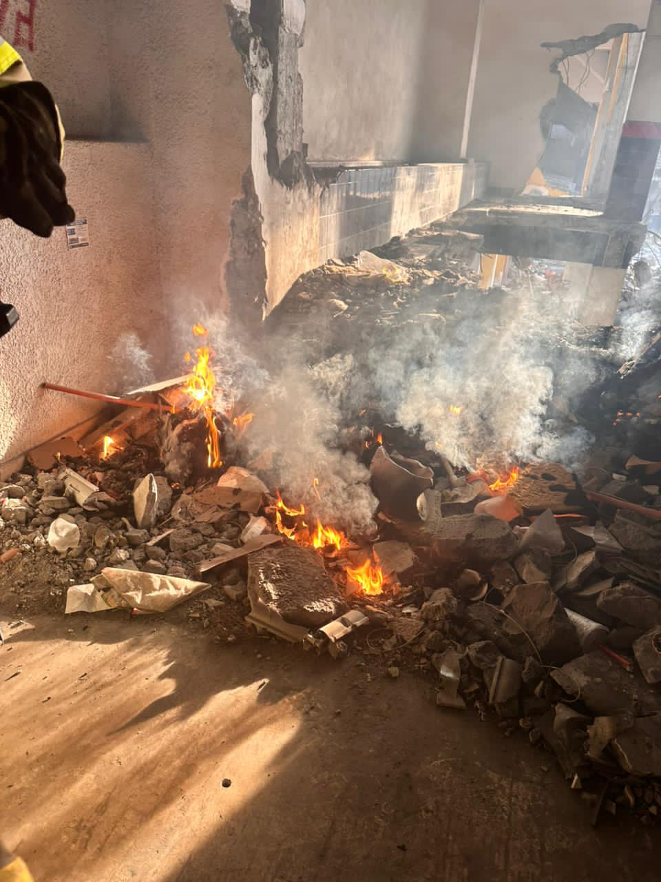 Querían calentar la Coliseo, prendieron lumbre y acabaron presos