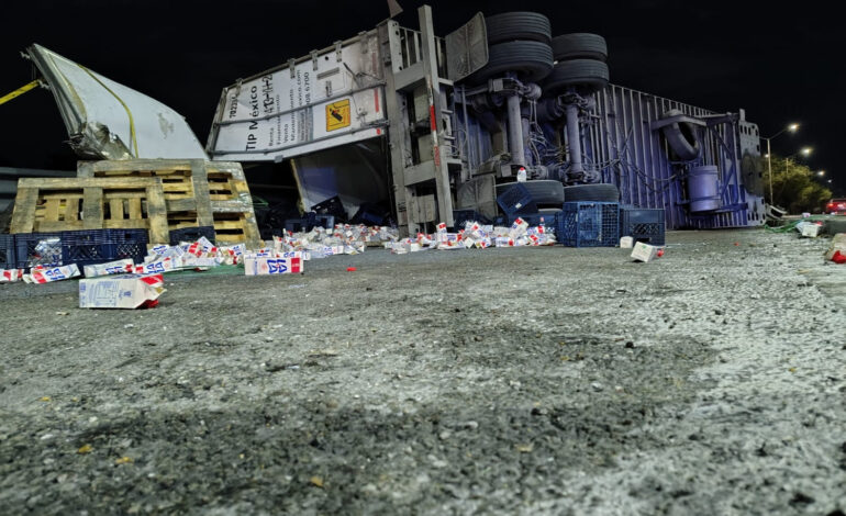 Vuelca en Guadalupe tráiler cargado con leche… ¡y no hubo rapiña!