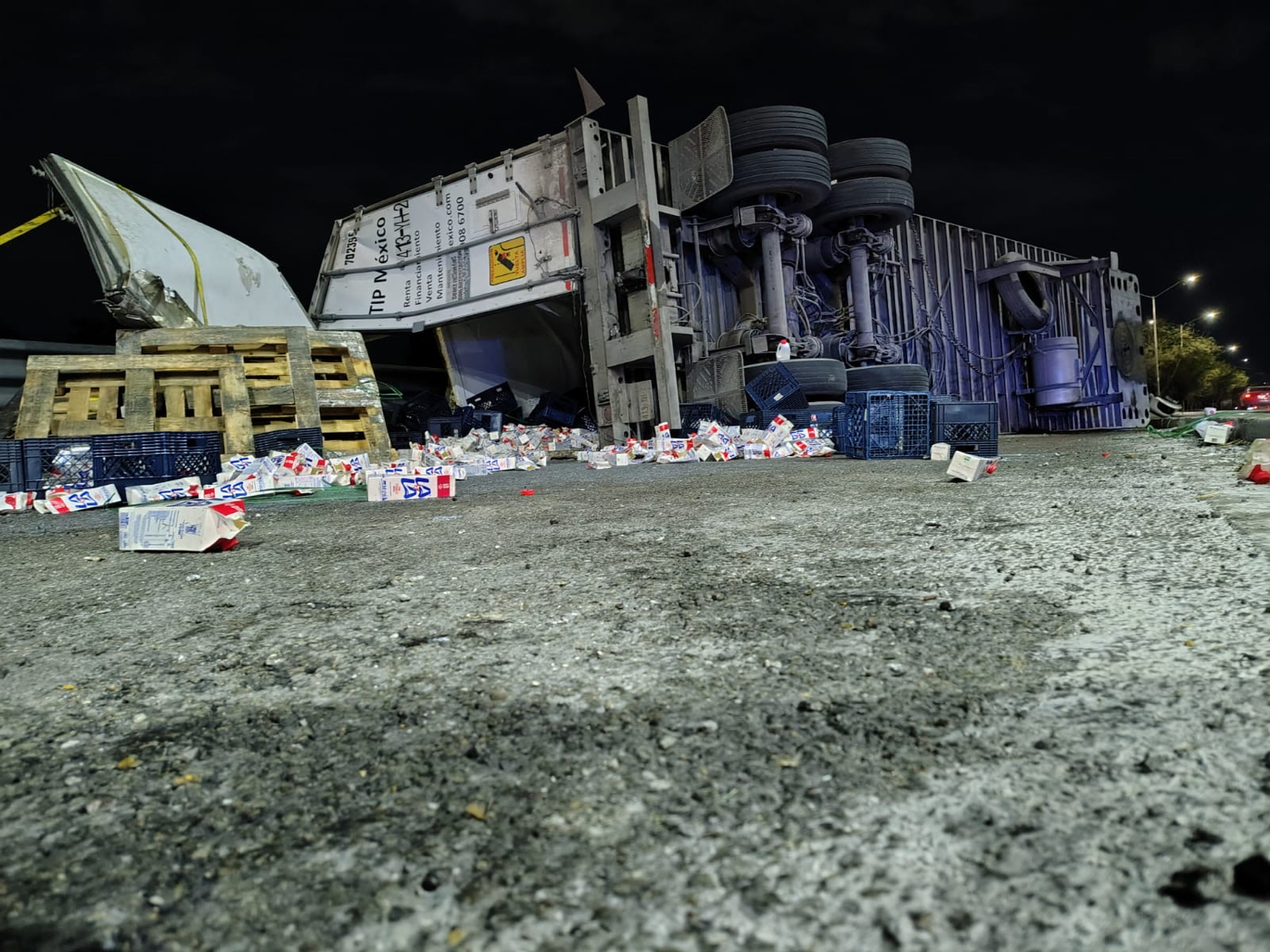 Vuelca en Guadalupe tráiler cargado con leche… ¡y no hubo rapiña!