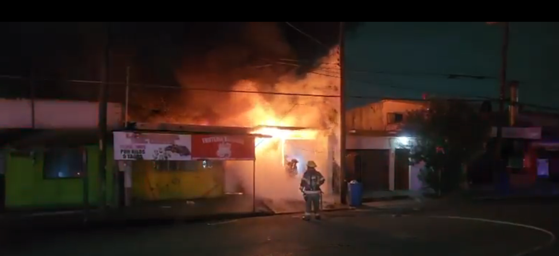 Llamas arrasan con frutería y dos autos en Apodaca