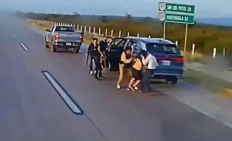 Asalta comando a integrantes de Comunicación Social de Presidencia en la 57 (Matehuala-SLP)