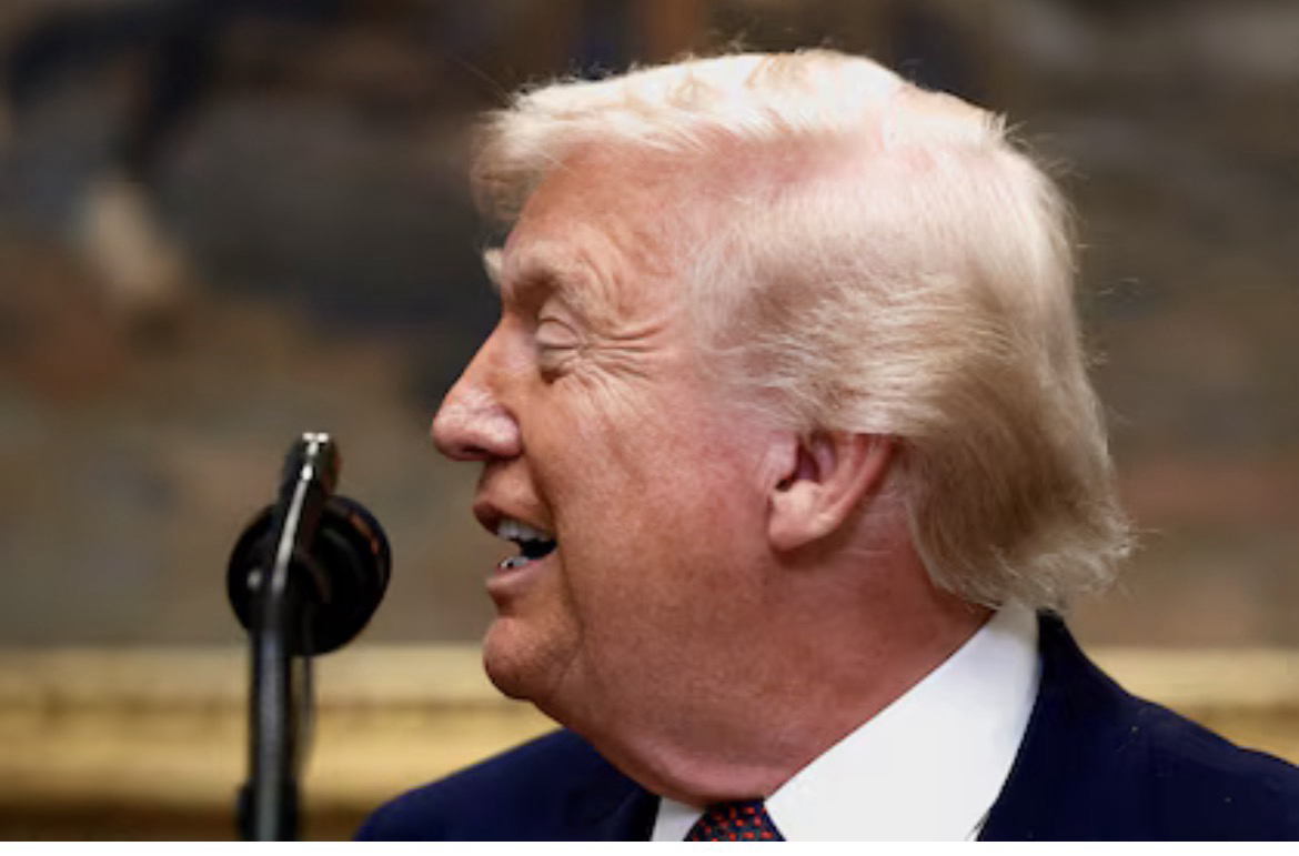 Vuelan naves de EU espacio mexicano y Trump reitera posibilidad de ataques contra narcos