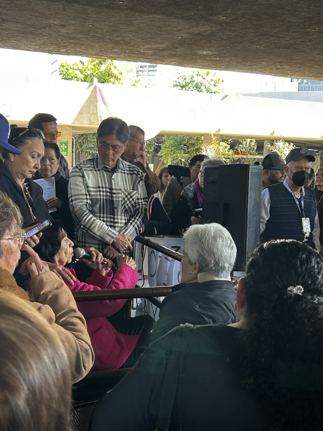 Un leve desmayo no detiene a los maestros jubilados en su reclamo al Gobierno para que les pague adeudos