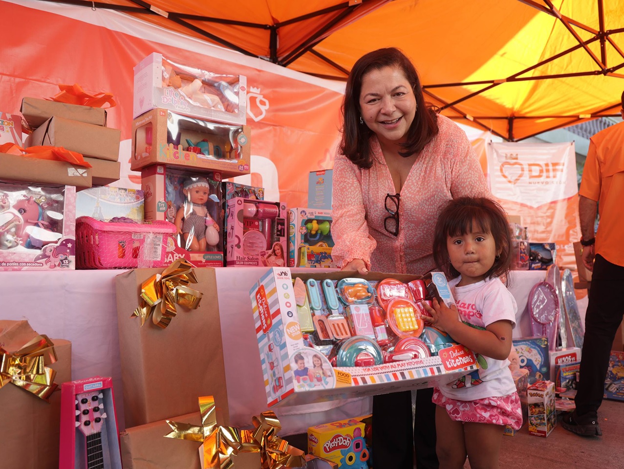DIF NL entrega más de mil juguetes a niñas y niños de Monterrey en el Día de Reyes