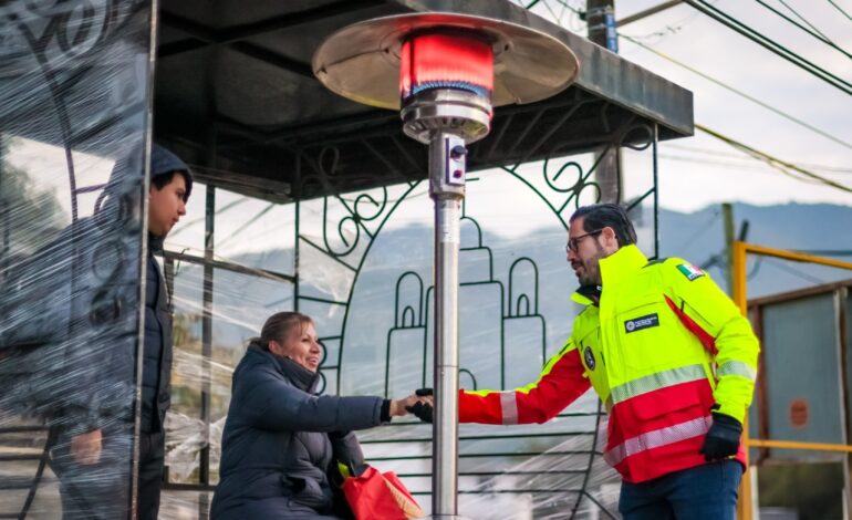 Instala Santiago calentadores en parabuses ante ola gélida