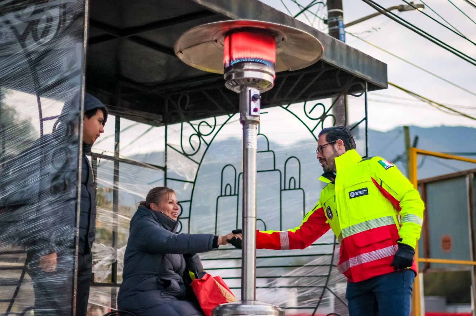 Instala Santiago calentadores en parabuses ante ola gélida