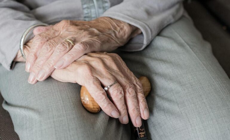 Logra DIF NL sentencia condenatoria para familiar que violentó a persona mayor en abandono