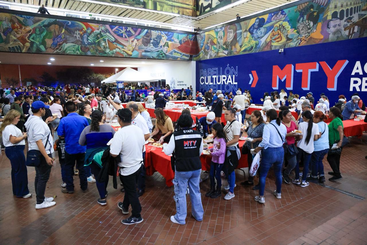 Fiesta y alegría en la partida de la Gran Rosca de Reyes de Monterrey