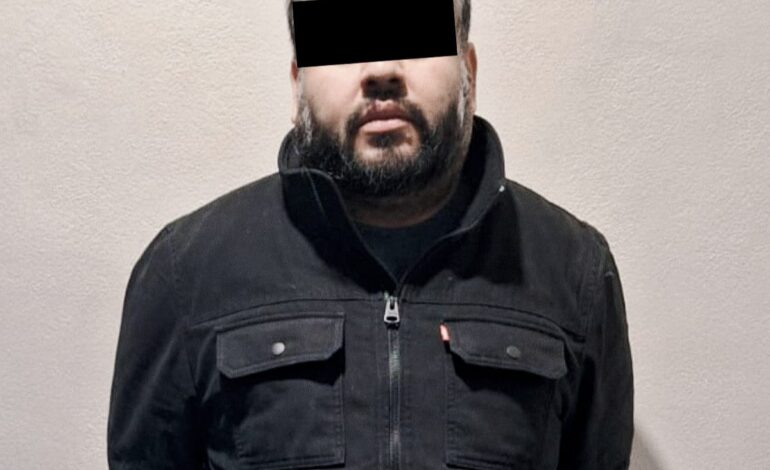 Rocía de gasolina a ex pareja e intenta prenderle fuego; policías lo detienen