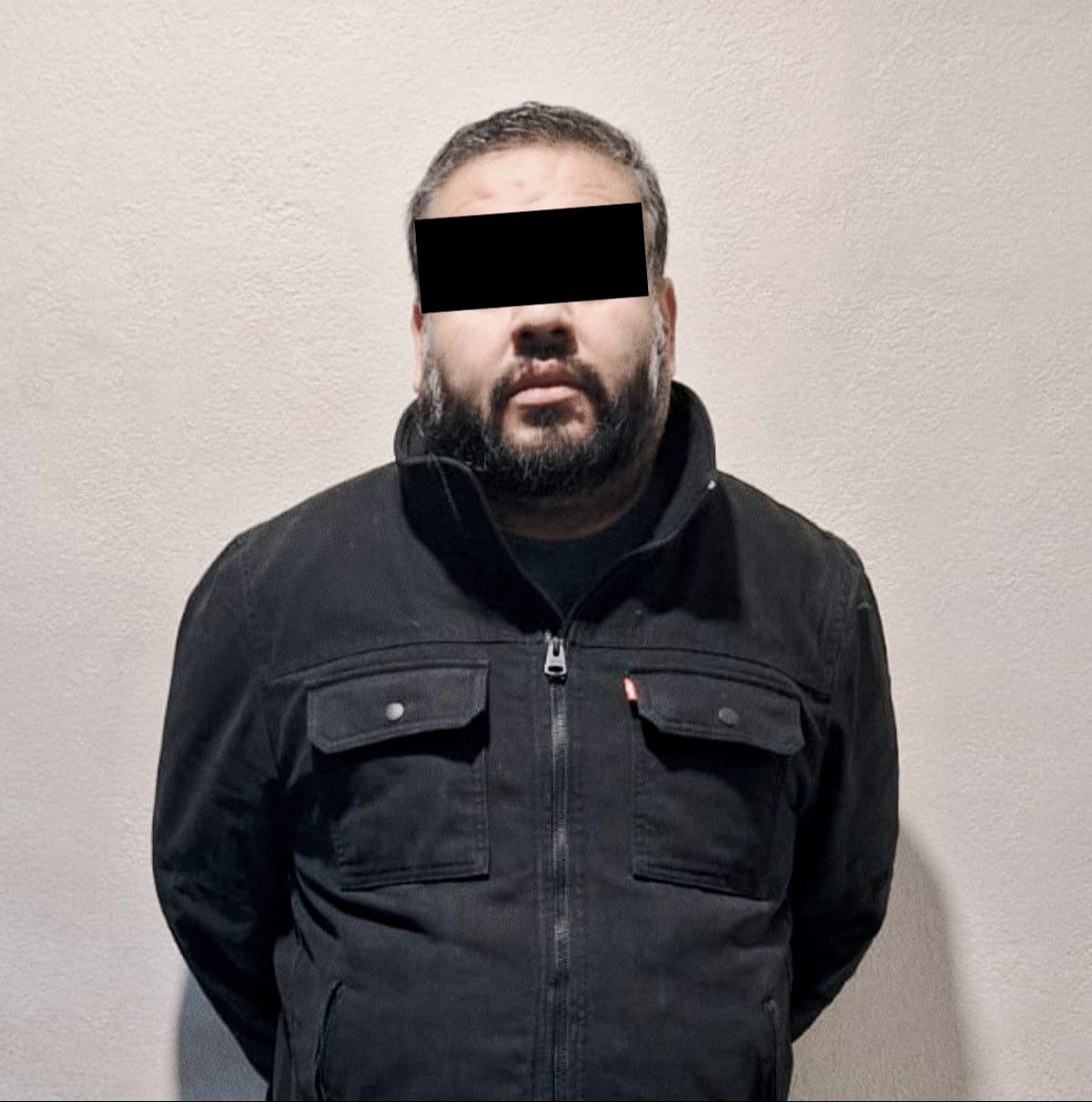 Rocía de gasolina a ex pareja e intenta prenderle fuego; policías lo detienen