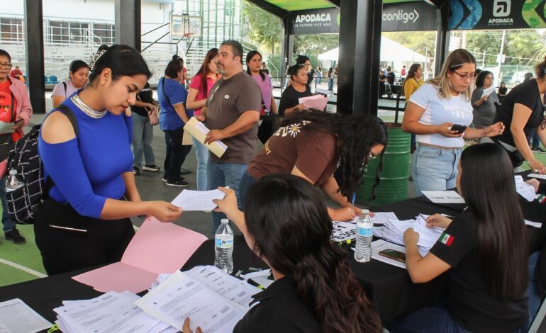 Entrega Apodaca cerca de 10 mil becas a universitarios