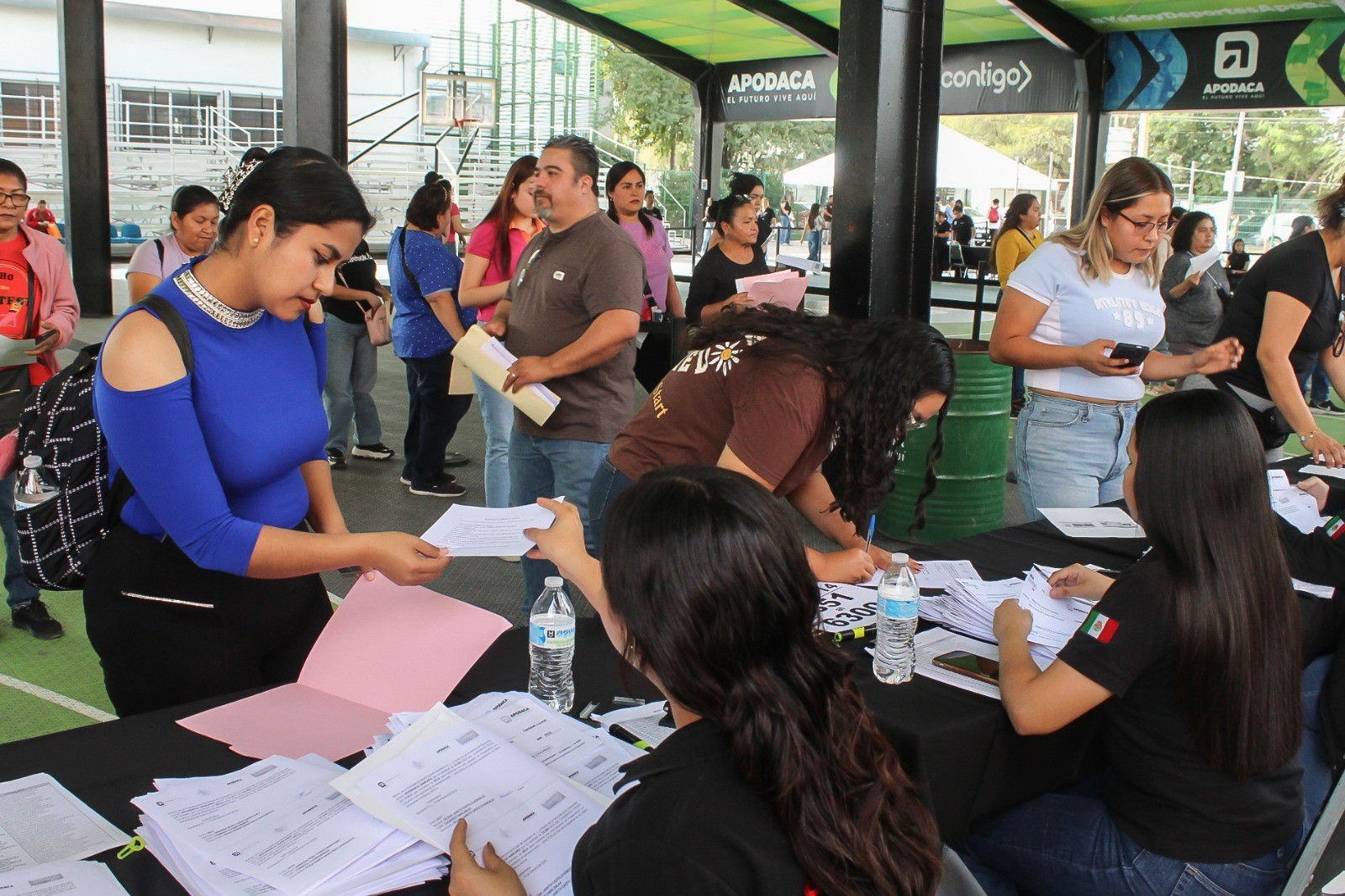 Entrega Apodaca cerca de 10 mil becas a universitarios