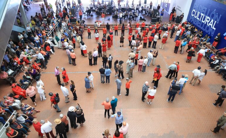 Llega Cupido a bajos del Palacio municipal de Monterrey