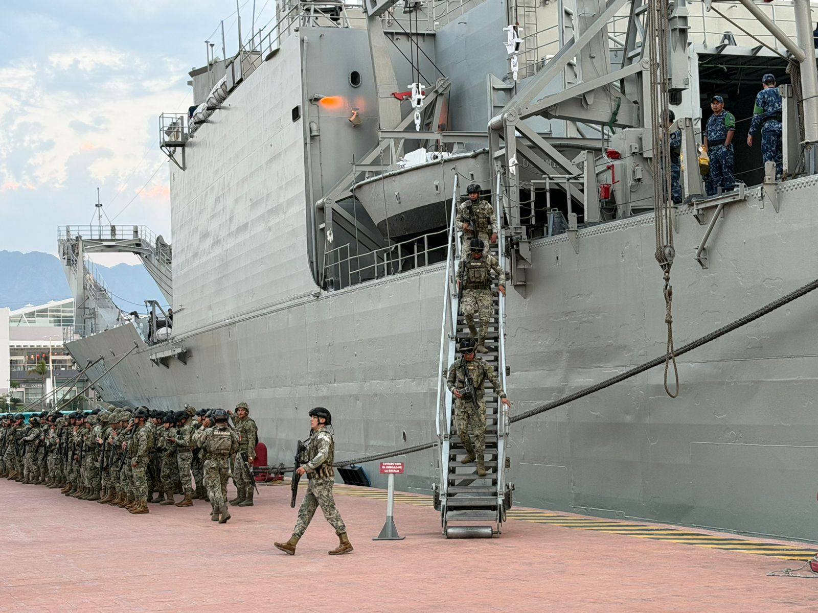 Arriba a Puerto Vallarta buque de la Marina con más oficiales para reforzar seguridad