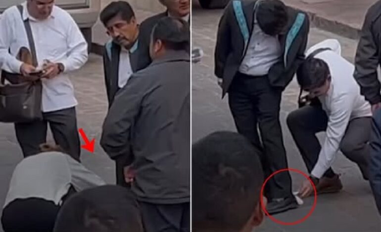 Ayudantes le limpian los zapatos al «humilde» presidente de la Suprema Corte