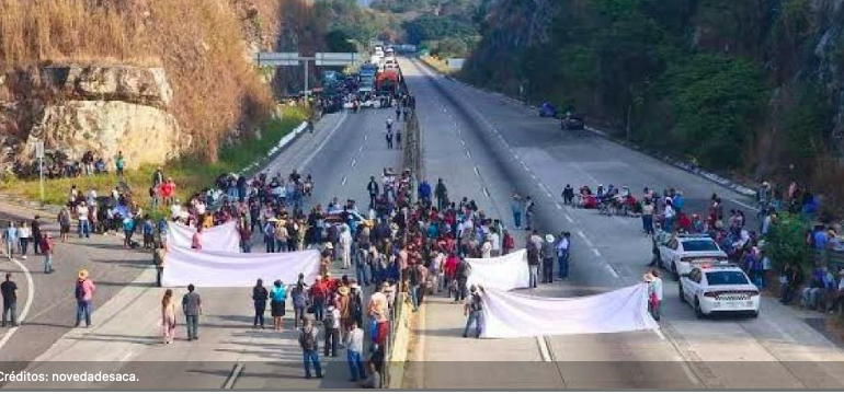 Bloquean la autopista del Sol, exigen a Sheinbaum detener a los comunitarios que van contra los criminales