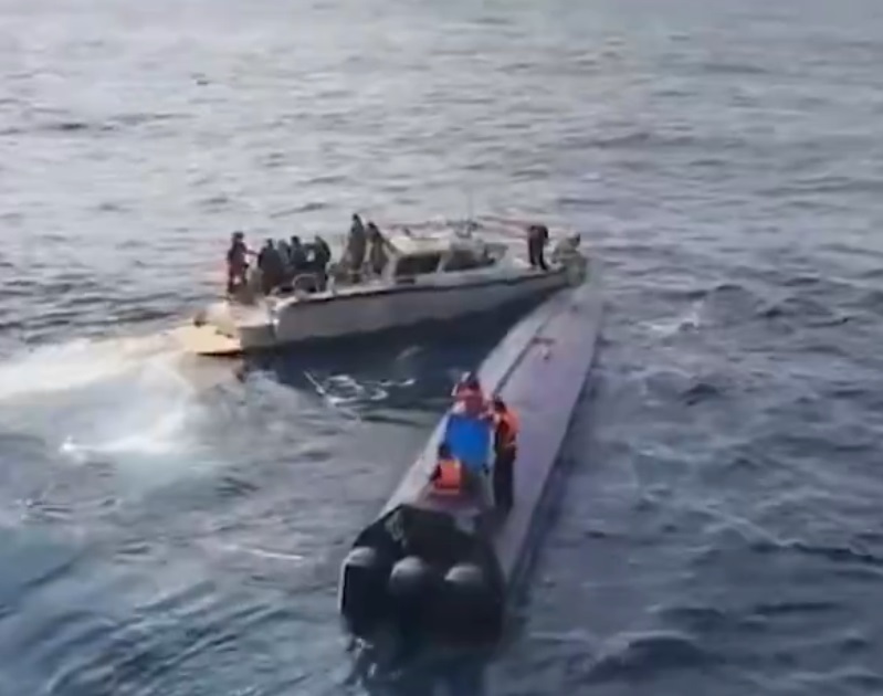 Intercepta México con apoyo de EU sumergible con 179 bultos de coca frente a Manzanillo