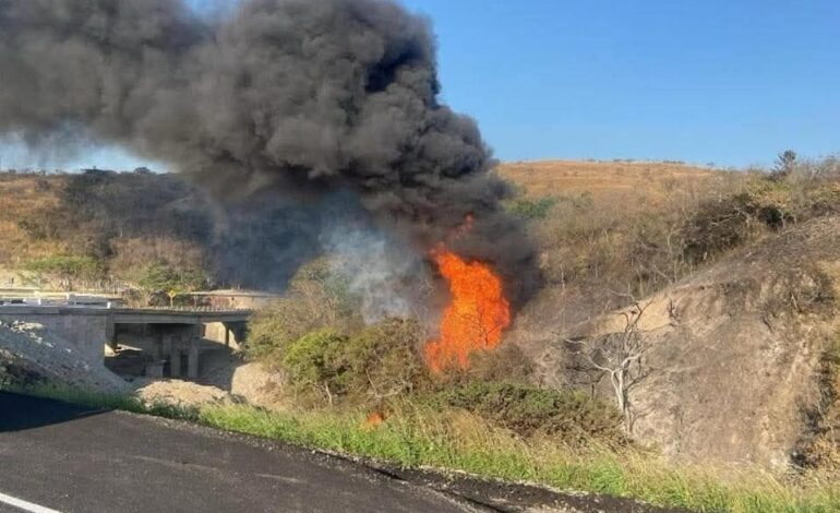 Mueren tres personas y seis más resultan heridos tras explosión de ducto de Pemex en Oaxaca