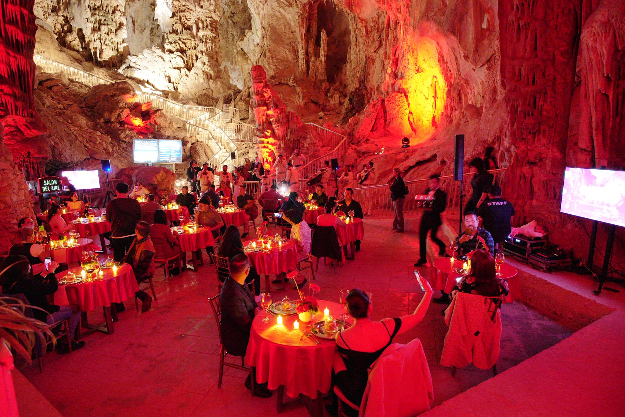 Celebra García el Día del Amor con cena especial en las Grutas de García