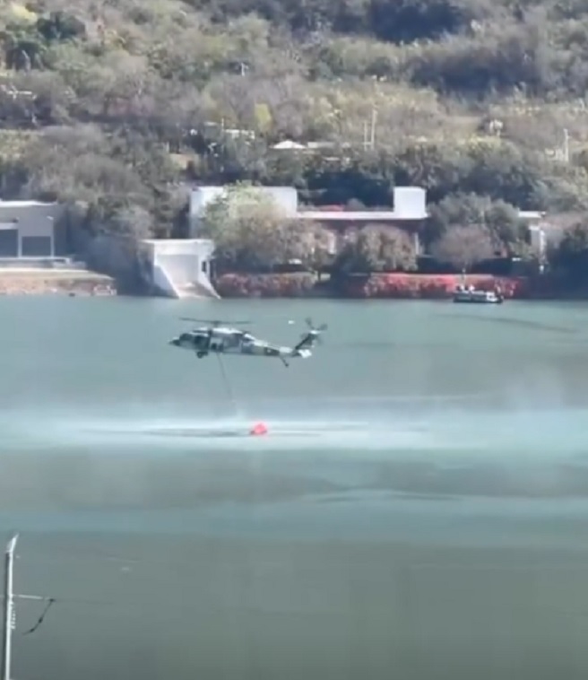 Sorprende «Black Hawk» de la Fuerza Aérea Mexicana en Santiago, NL