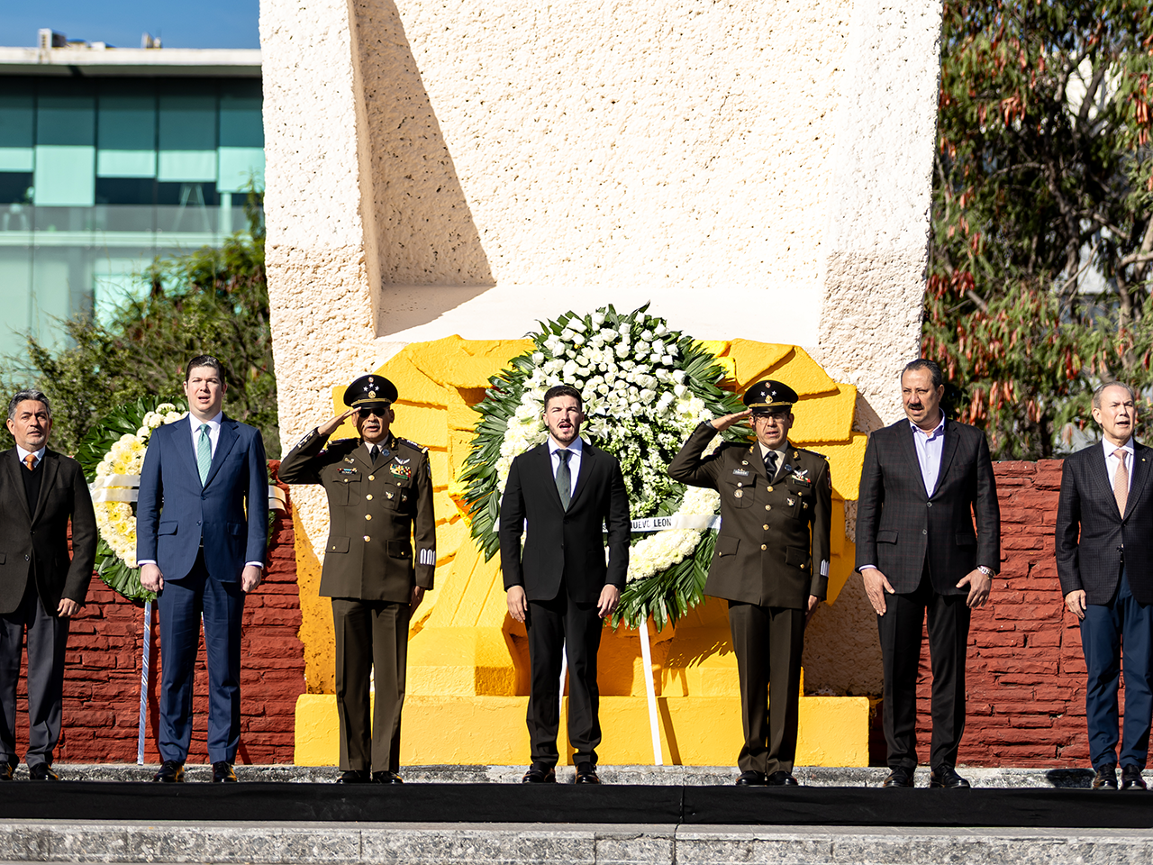 Respetar y cumplir la Constitución, es trabajar por NL: Samuel García