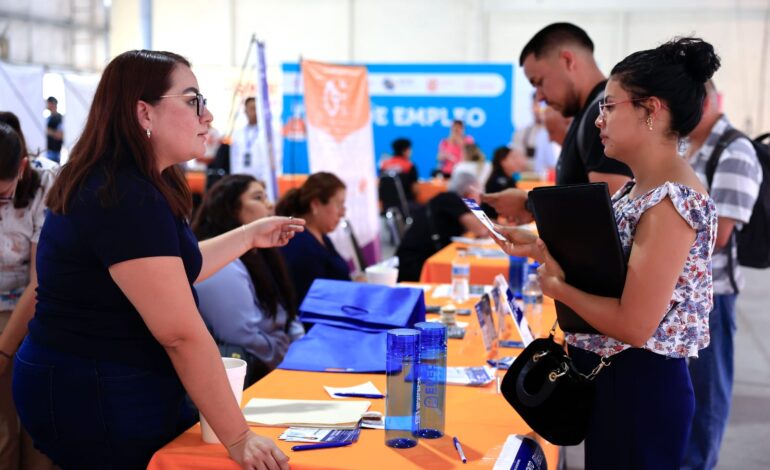 Acuden ciudadanos a buscar empleo a feria inclusiva en Guadalupe