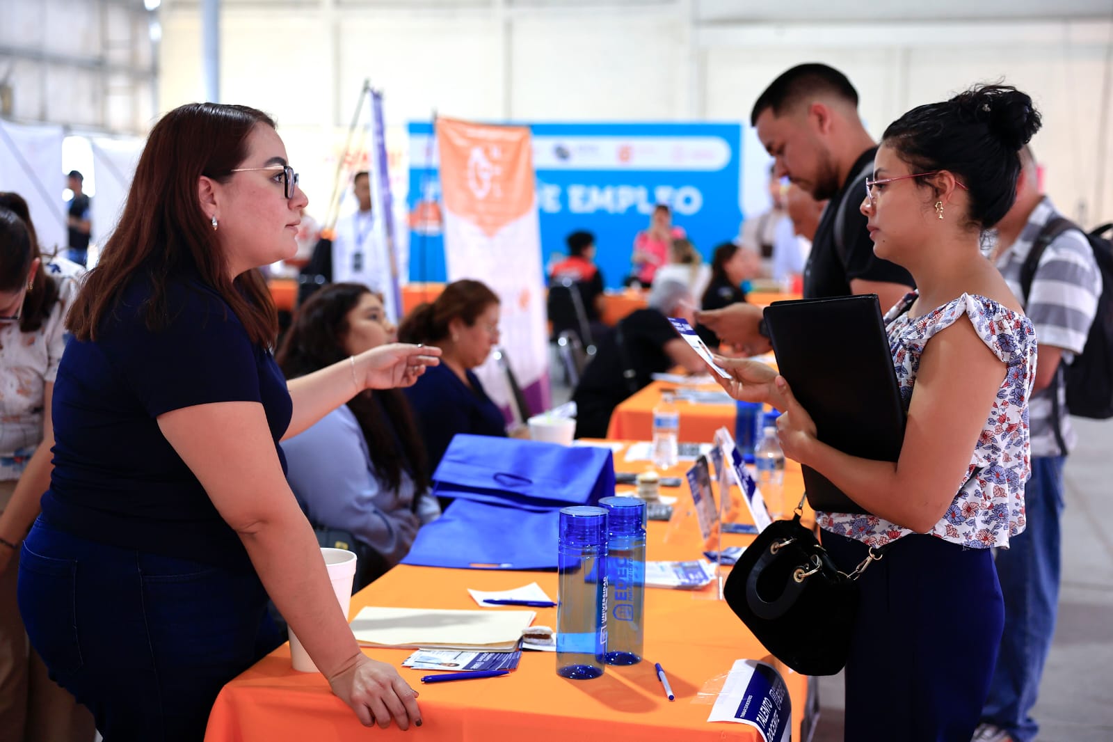 Acuden ciudadanos a buscar empleo a feria inclusiva en Guadalupe