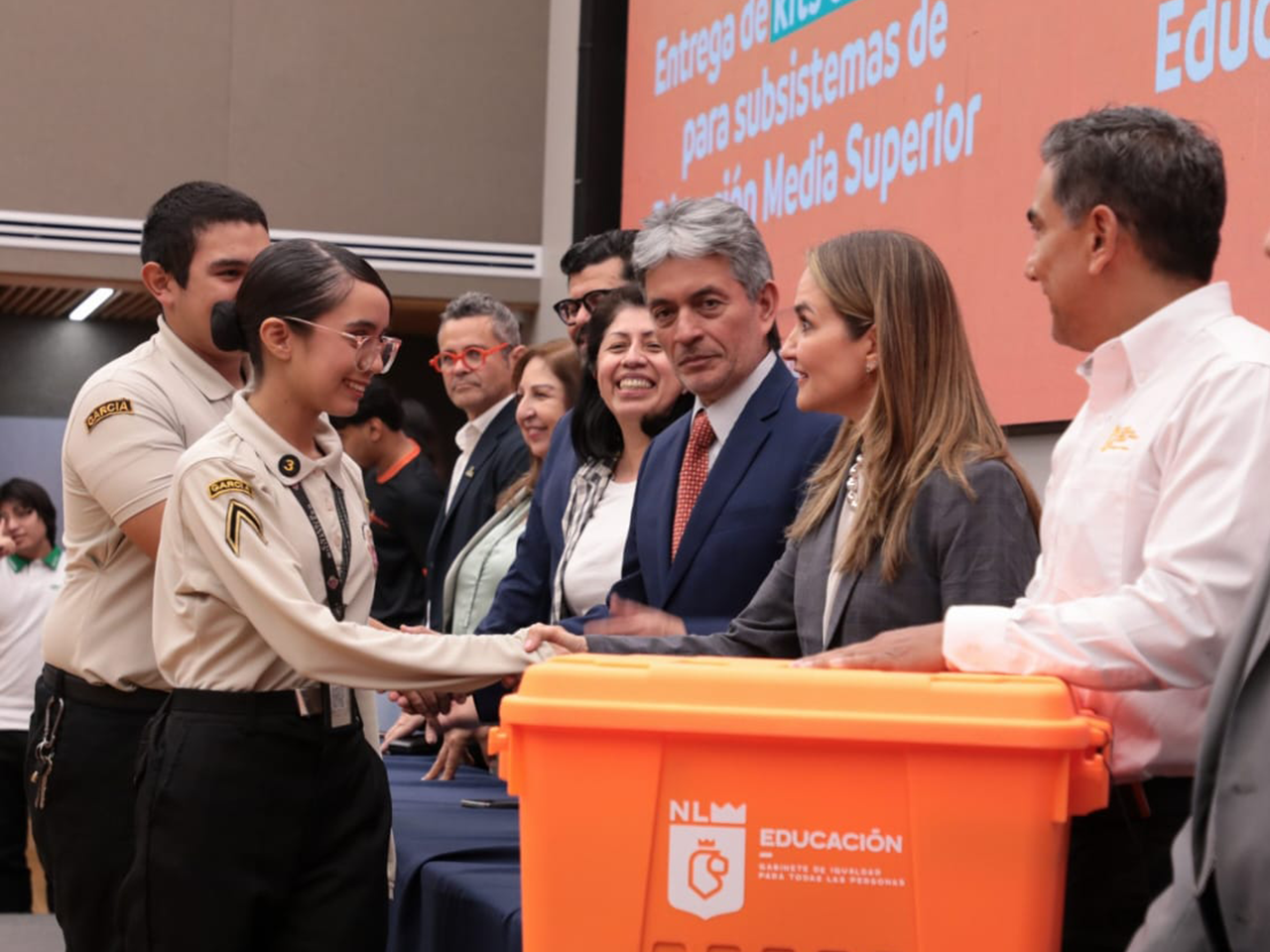 Entregan Educación de NL y PrepaTEC kits de robótica a 210 estudiantes y 42 docentes