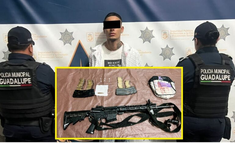 Paseaba con arma larga colgada al cuello en Guadalupe