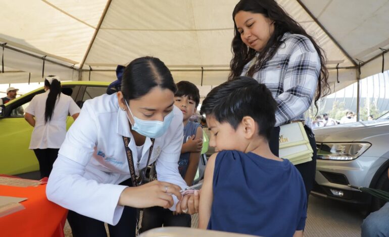Acuden miles de ciudadanos a vacunarse contra el Sarampión