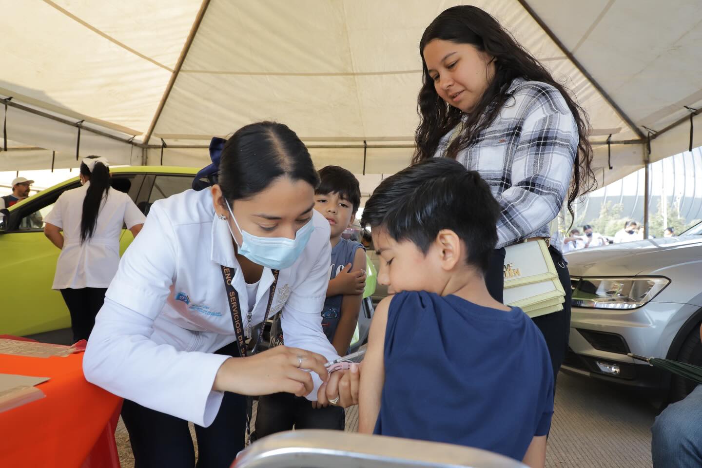 Acuden miles de ciudadanos a vacunarse contra el Sarampión