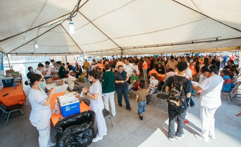 Abarrotan Plaza de Guadalupe para vacunarse contra el sarampión