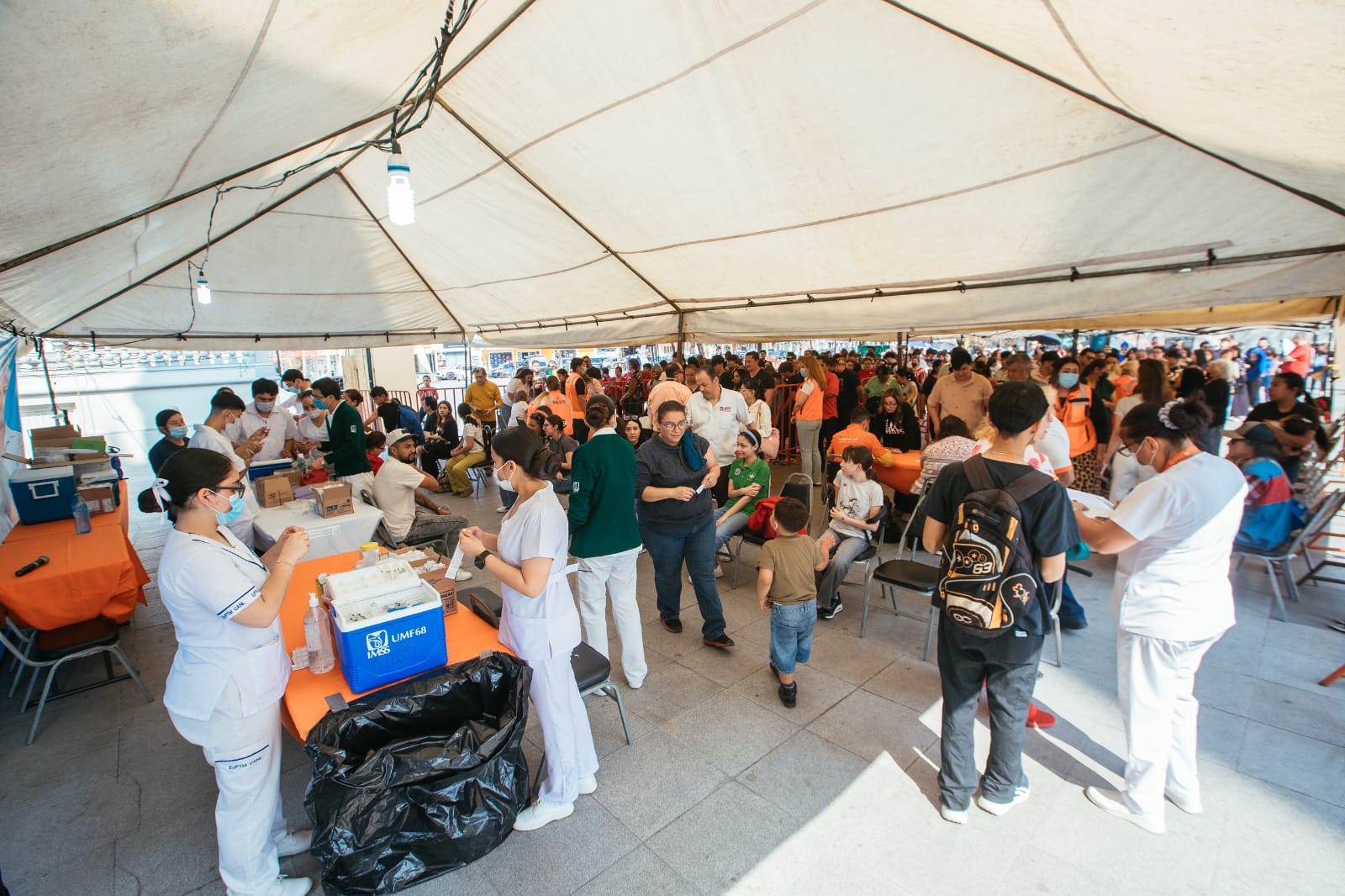 Abarrotan Plaza de Guadalupe para vacunarse contra el sarampión