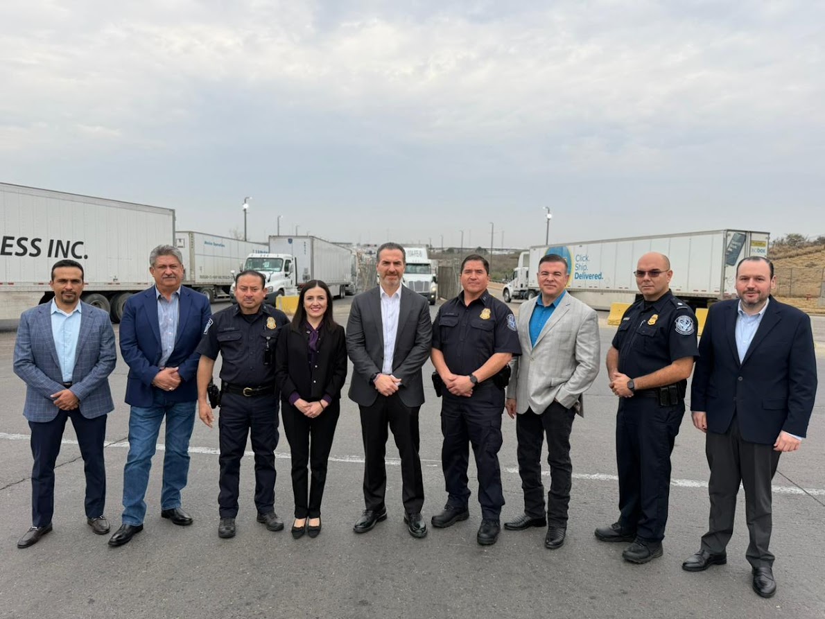 Recorre Adrián de la Garza Puerto Comercial de Laredo, Texas