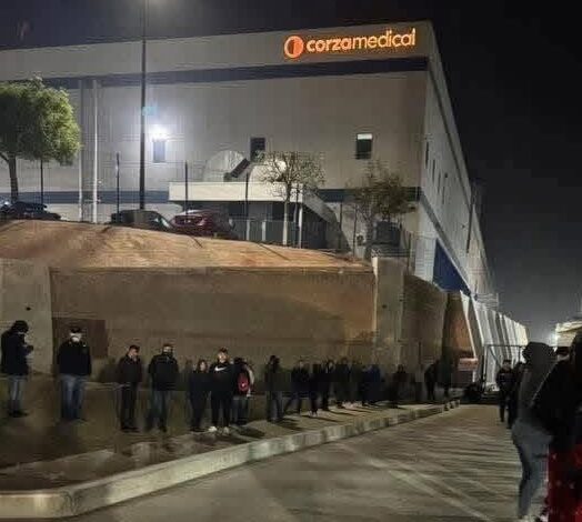 Desempleados en Tijuana duermen afuera de maquilas en espera de una vacante