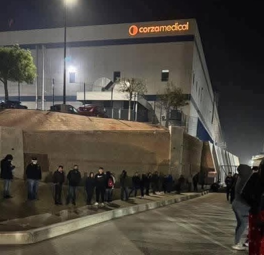 Desempleados en Tijuana duermen afuera de maquilas en espera de una vacante