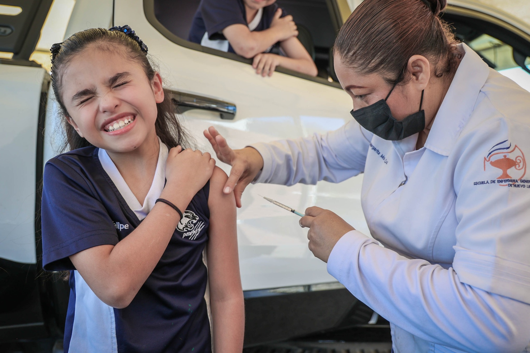 Acuden cientos de familias de Santiago al Drive Thru de vacunación contra el Sarampión